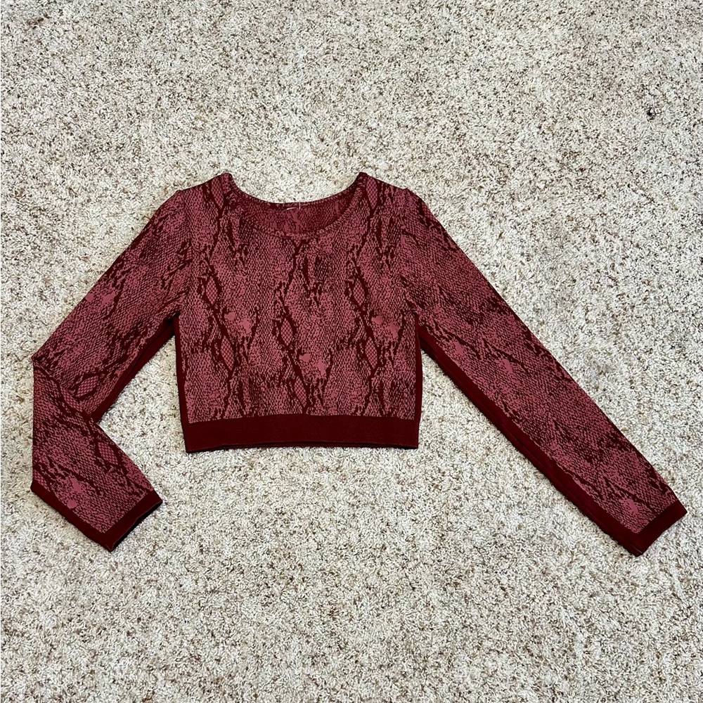 Fabletics Women’s Cherry Snakeskin Seamless Long-Sleeve Kamila Crop Top. Size L. - Picture 6 of 9